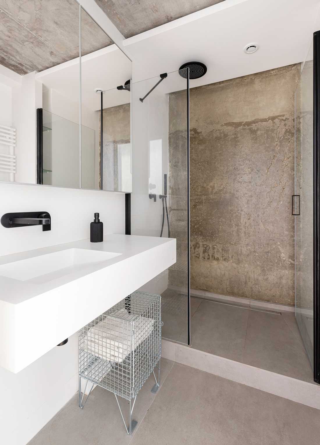 Salle de bain aménagé par un architecte dans un appartement neuf à Nantes