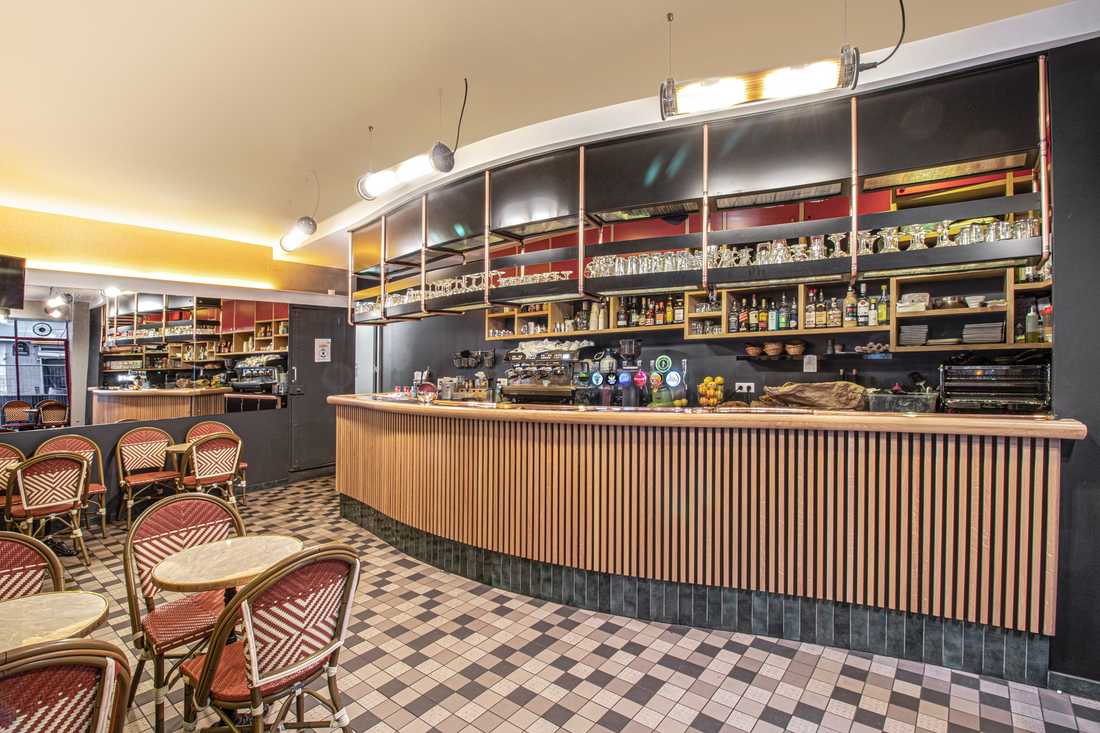 Rénovation intérieure d'un café type bistrot - la salle de bar avec des panneaux de stratifié Polyrey