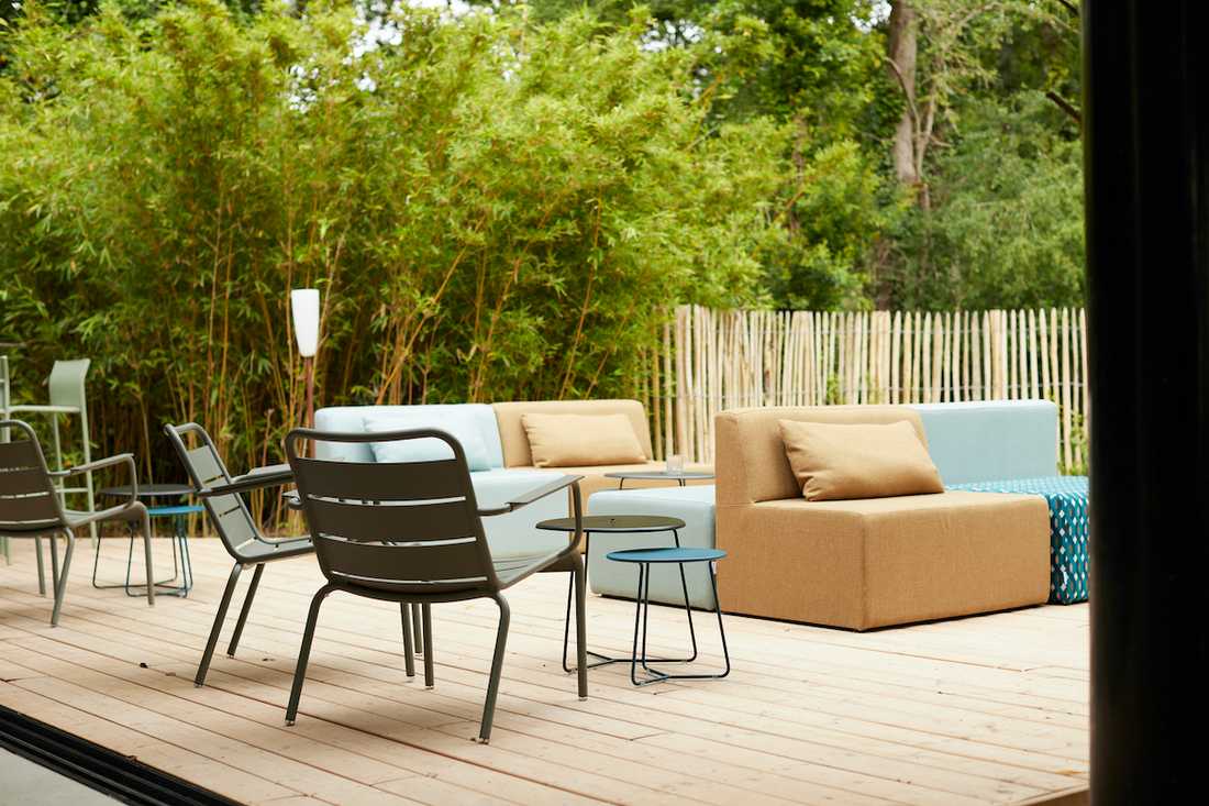 Salon de jardin sur terrasse en bois de l'hôtel