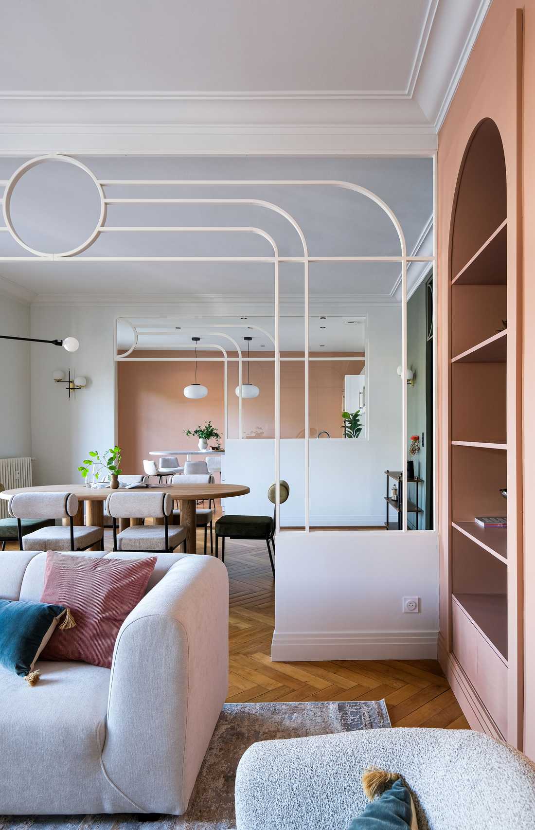 Un architecte d'intérieur à Nantes aménage la pièce de vie d'un appartement ancien