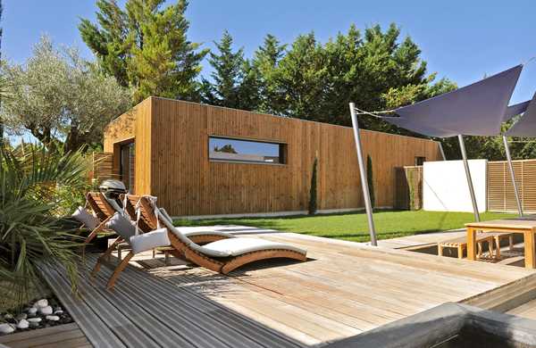 Construction of a wooden showroom