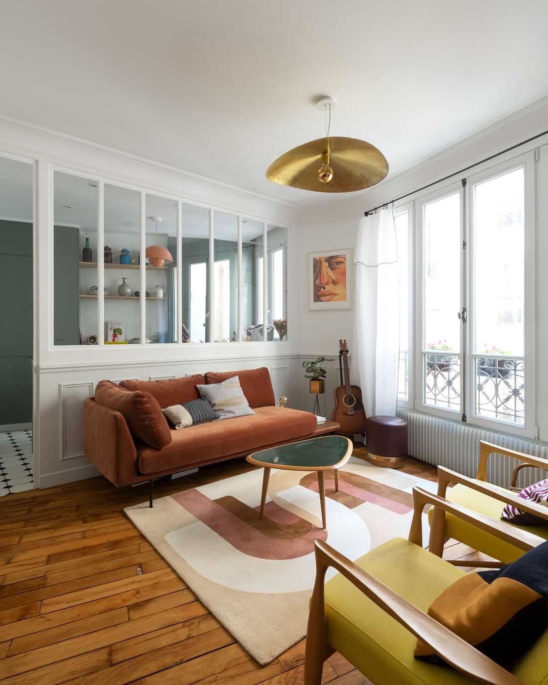 Relooking d'intérieur d'un salon avec verrière dans un appartement à Nantes