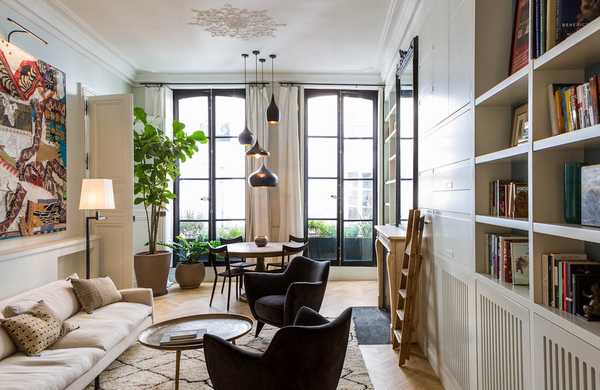 Arrangement of a high ceiling apartment with a french touch