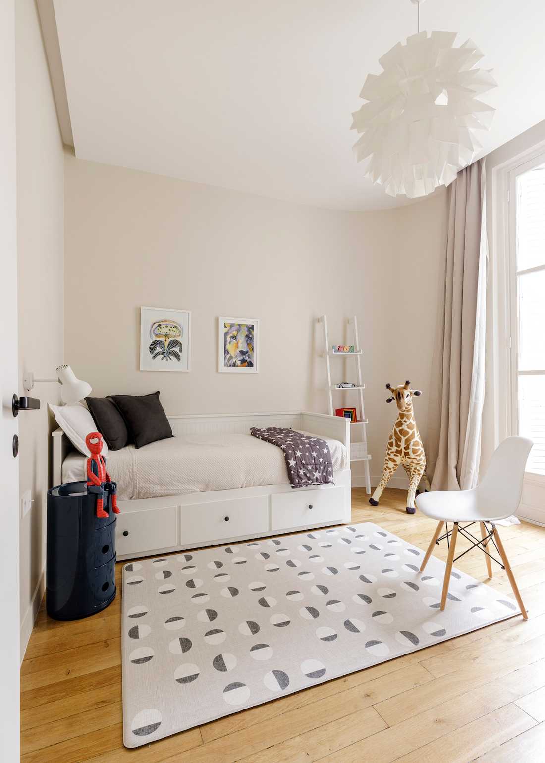 Rénovation complète appartement Art Déco - chambre d'enfant avec jouets