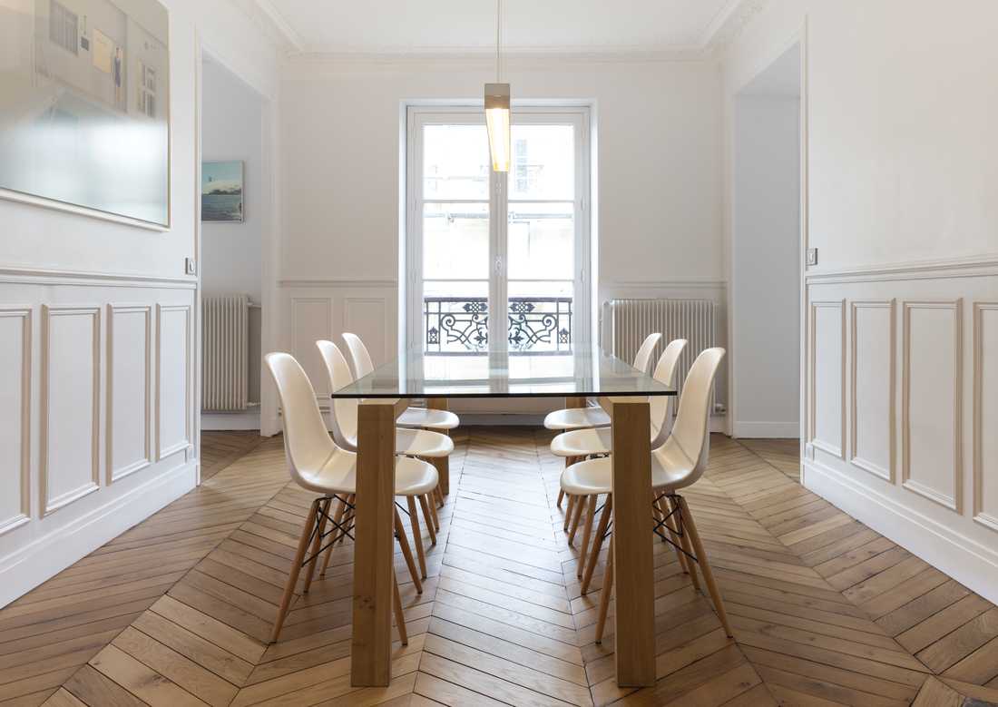 Salle à manger d'un appartement haussmannien rénové des Pays de la Loire