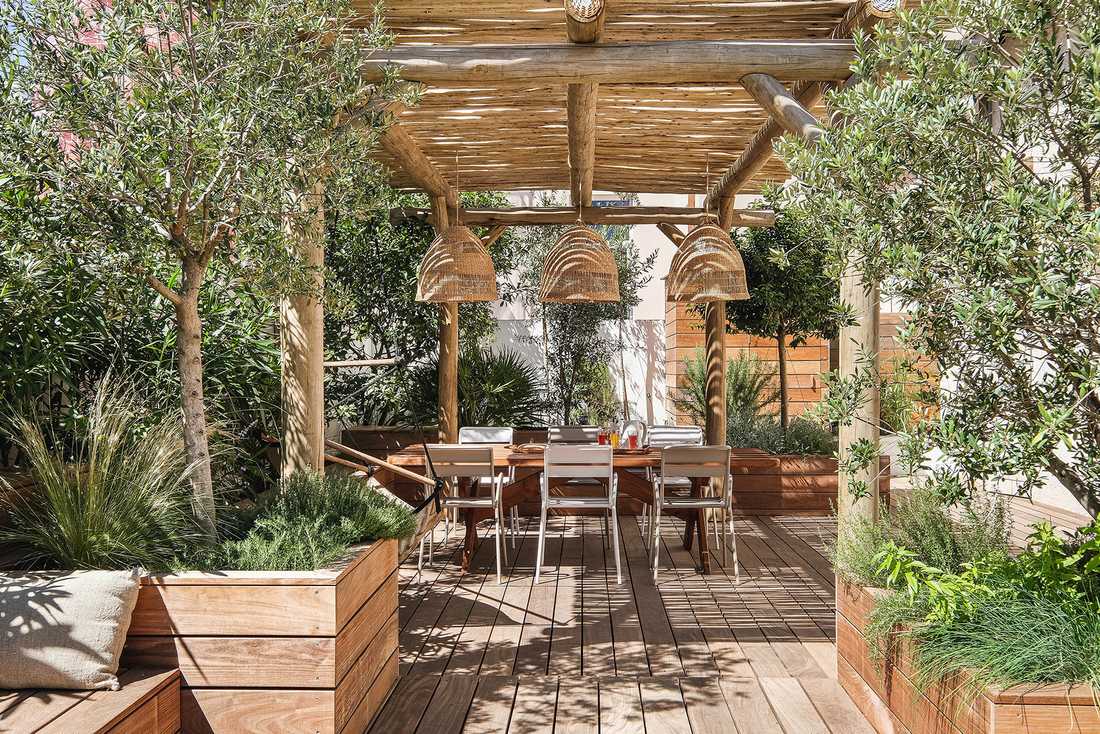 Aménagement d'une terrasse en bois par un jardinier paysagiste à Nantes