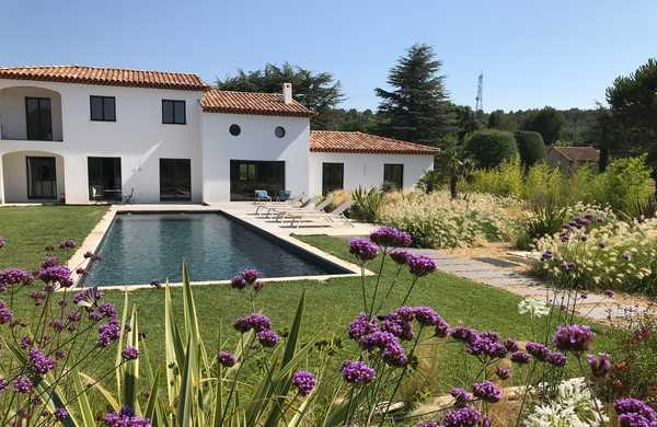 Jardin méditerranéen à la végétation provençale