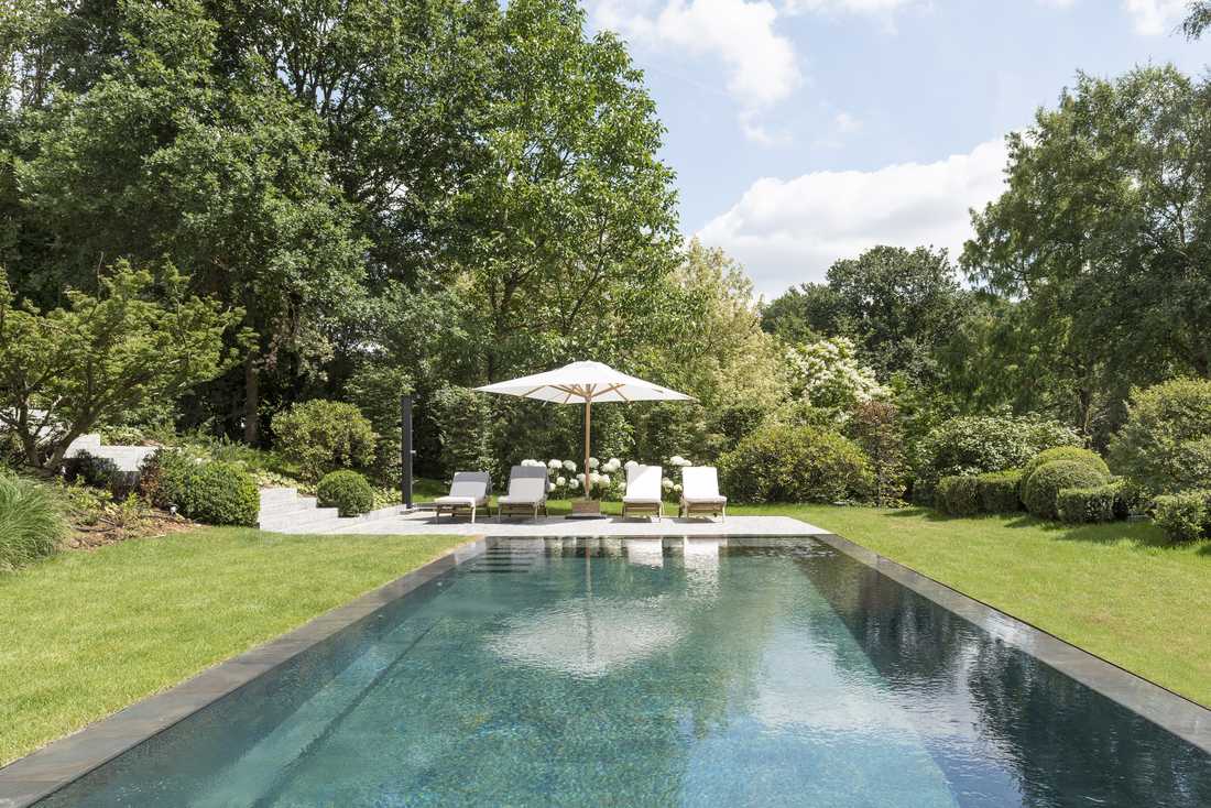 Piscine d'un jardin à débordement concu par un paysagiste à Nantes