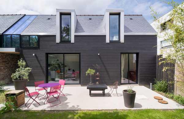 Maison mitoyenne au style contemporain réalisée par un architecte d'intérieur à Nantes