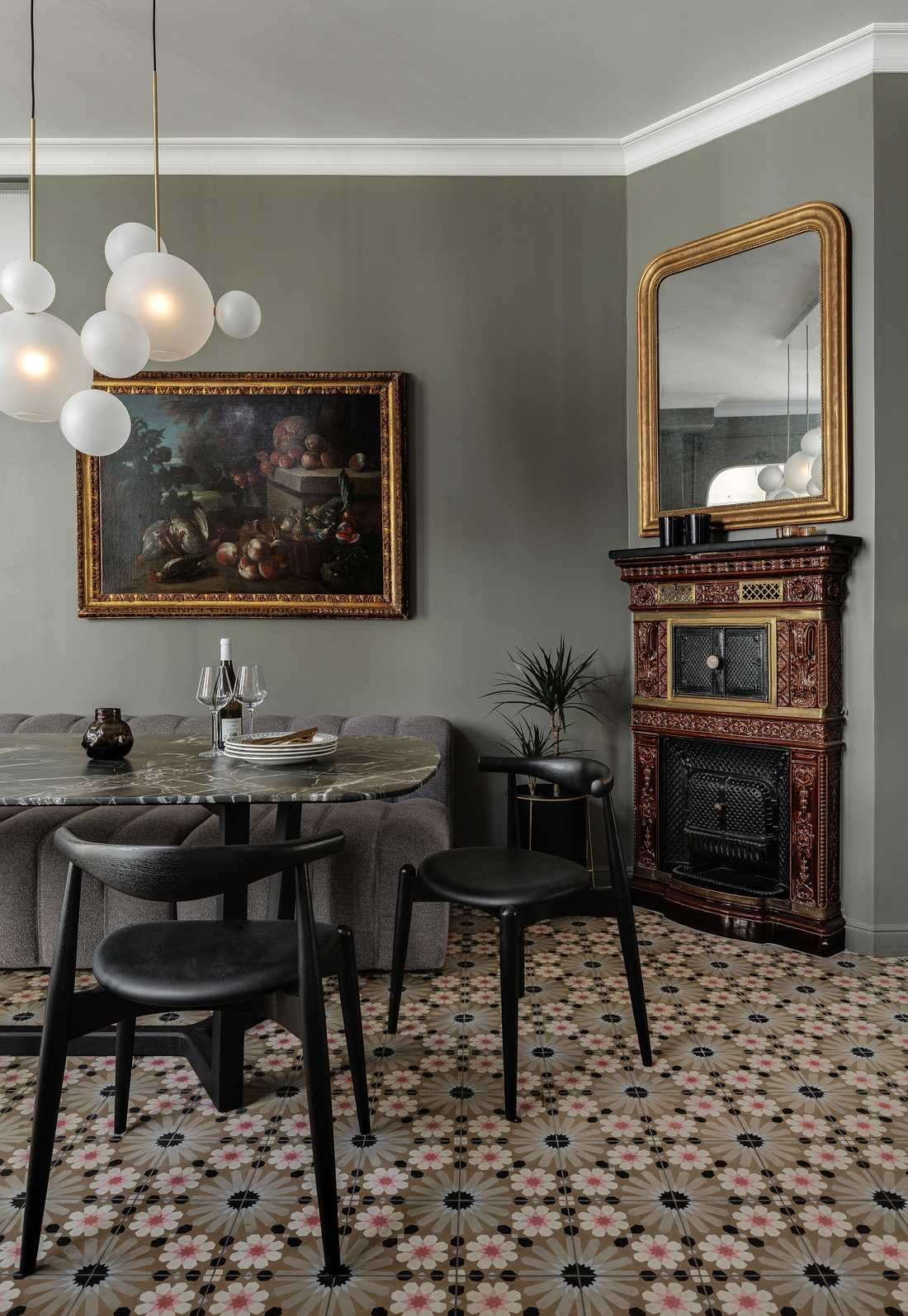 Salle a manger avec cheminée ancienne rénovée par un architecte d'intérieur en Loire Atlantique