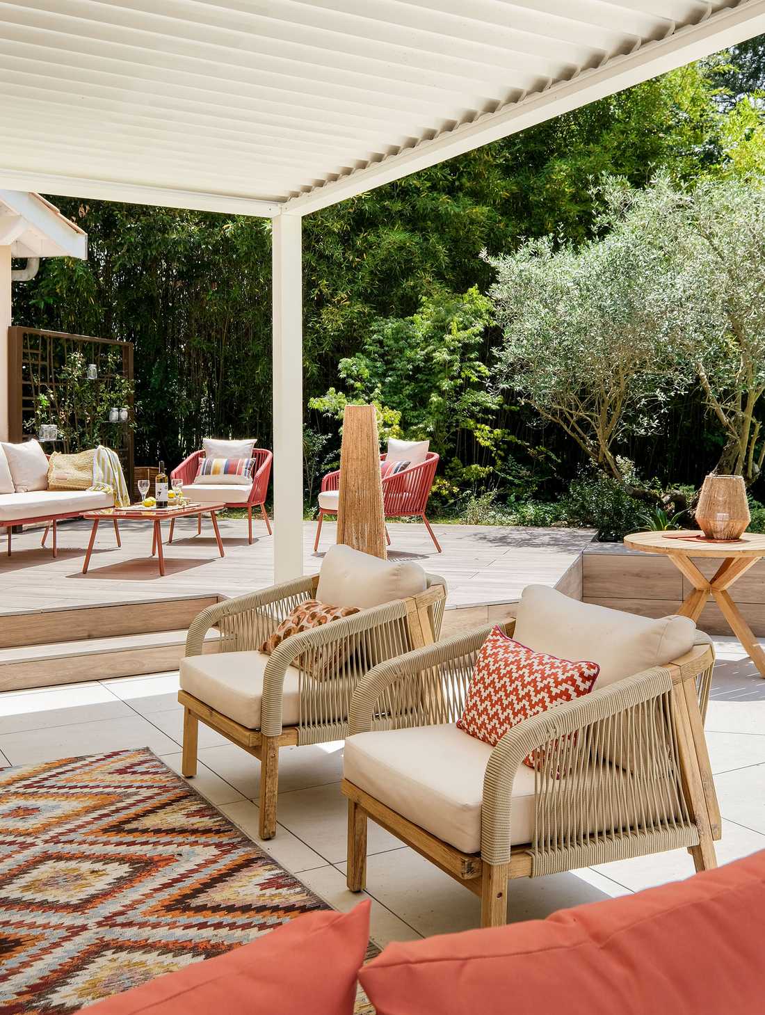 Terrasse couverte avec mobilier du jardin réalisé par un paysagiste des Pays de la Loire