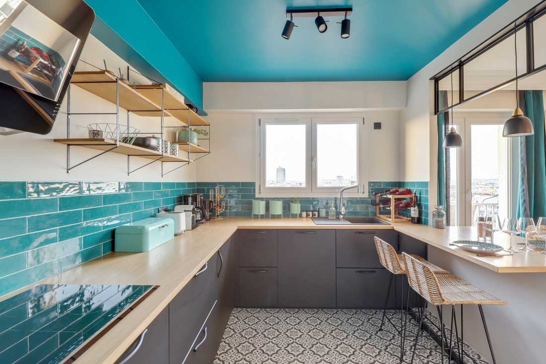 Plan de travail de la cuisine d'un appartement rénové par un architecte en Loire Atlantique