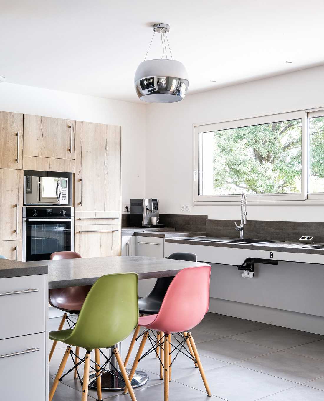 Un architecte d'intérieur à Nantes aménage une cuisine accessible aux personnes à mobilité réduite PMR)