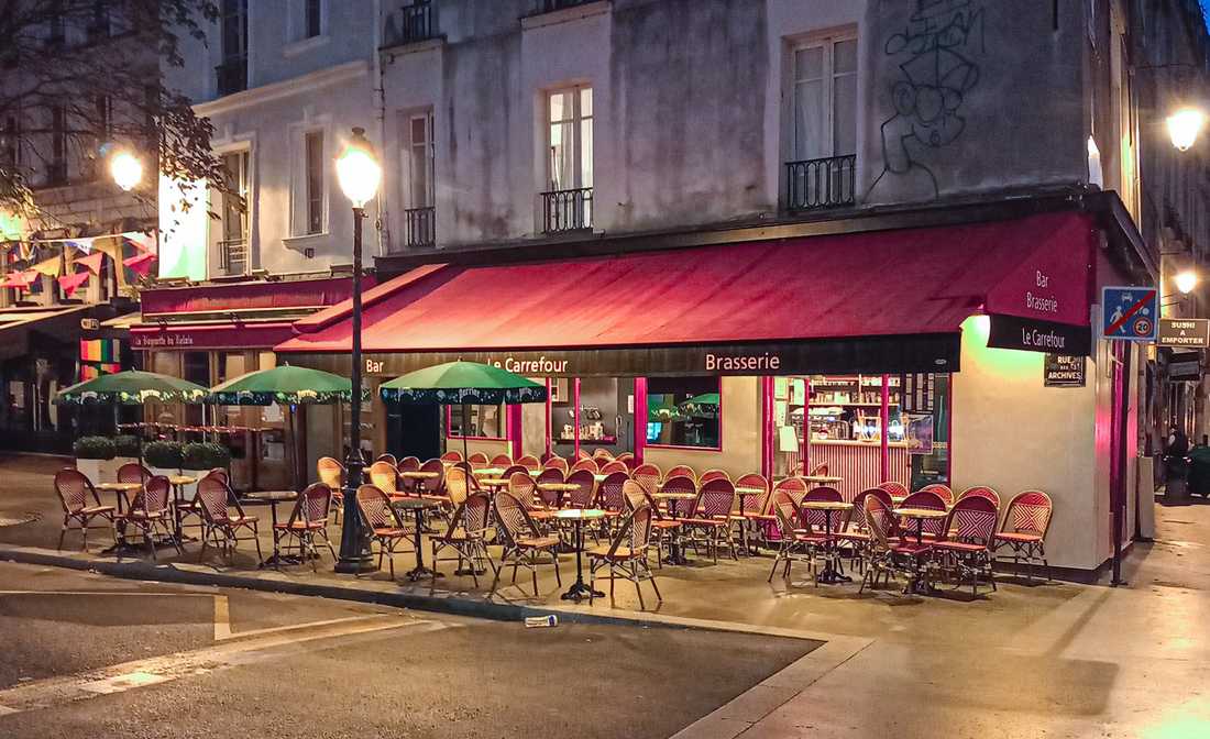 Rénovation intérieure d'un café type bistrot -  terrasse vue de la rue