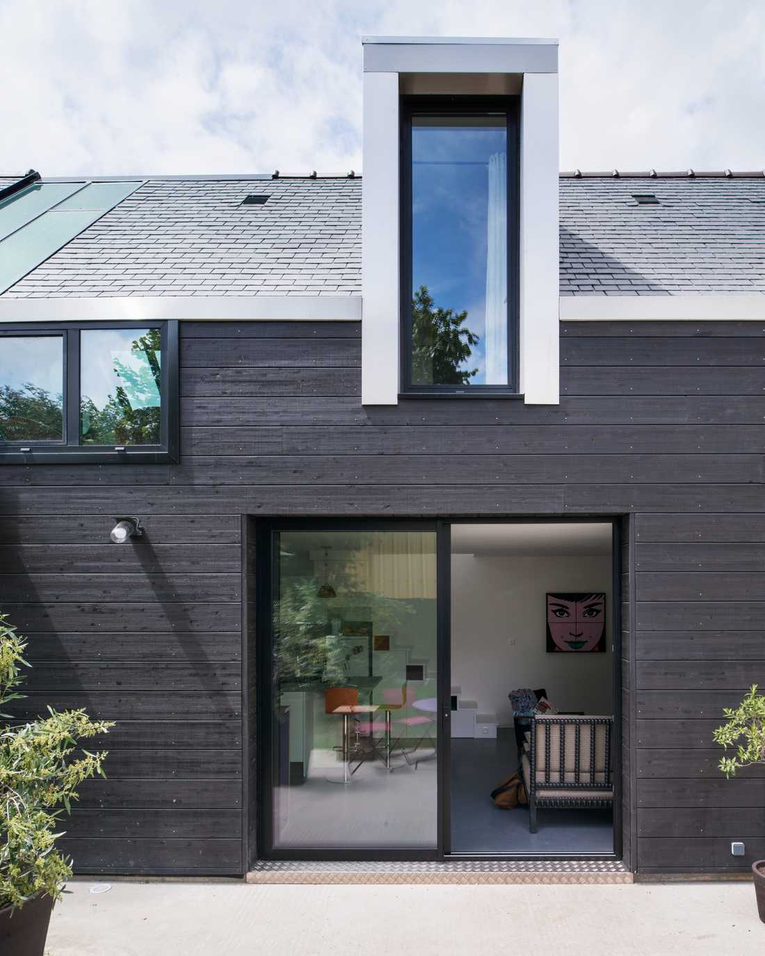 Extension with anthracite wood cladding designed by an architect in Loire Atlantique