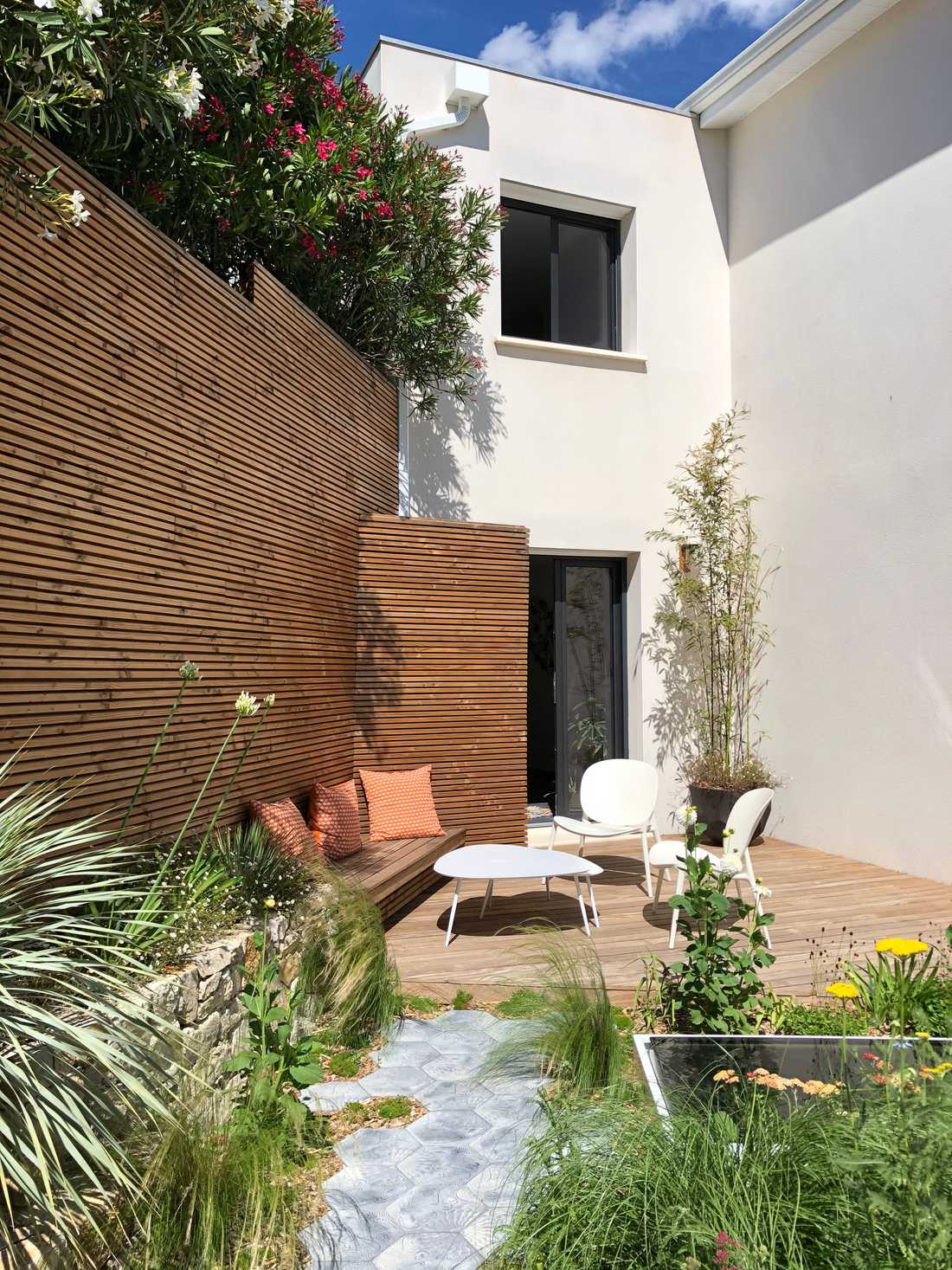 Aménagement de la terrasse d'une maison de ville par un paysagiste des Pays de la Loire