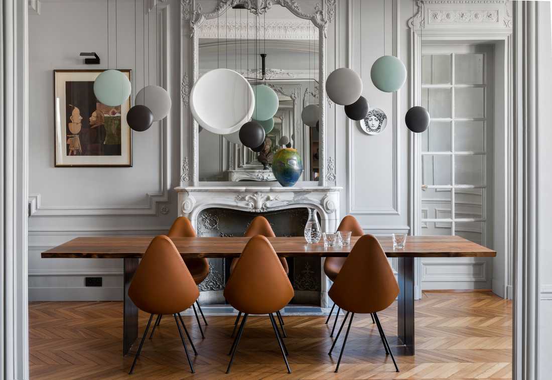 Décoration intérieur d'une salle à manger avec des chaises design