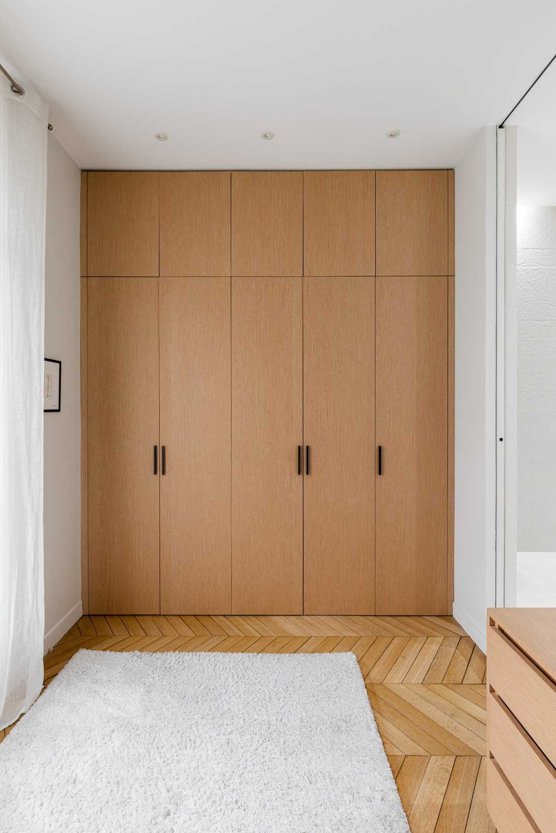 Rangements dans la suite parentale d'un appartement haussmannien de 230m2