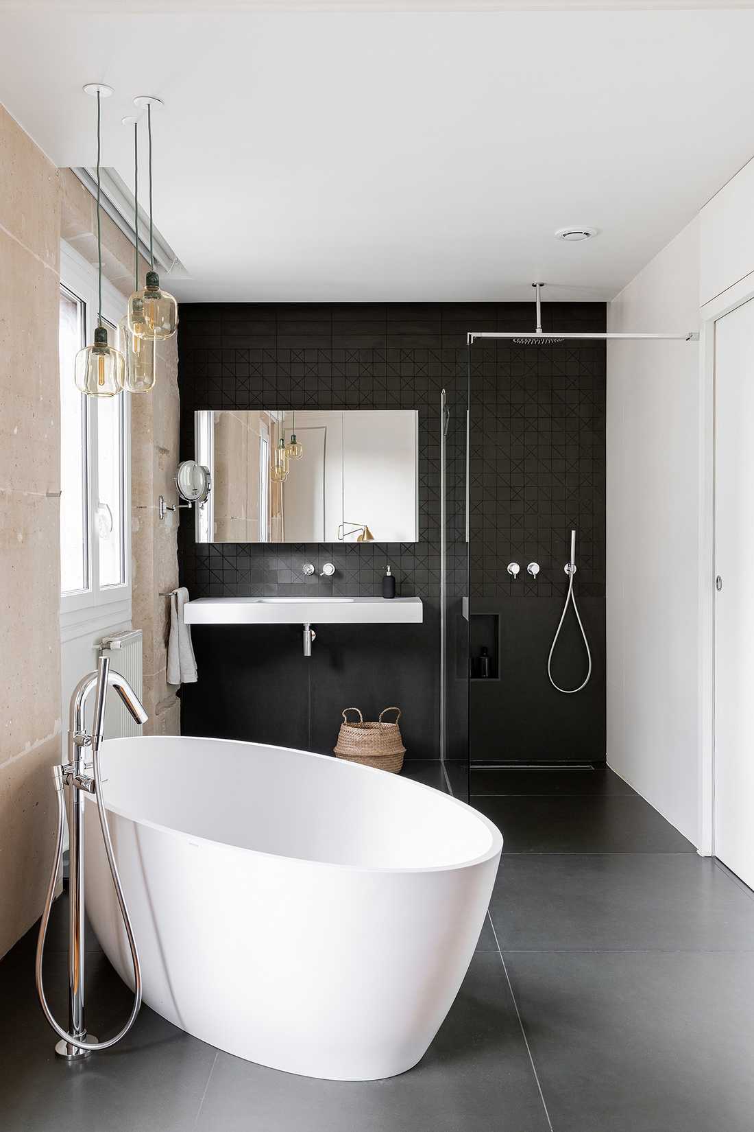 Salle de bain avec baignoir centrale aménagée par un architecte d'intérieur à Nantes 