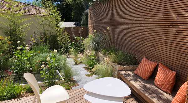 Micro-jardin urbain aux massifs naturalistes à Nantes