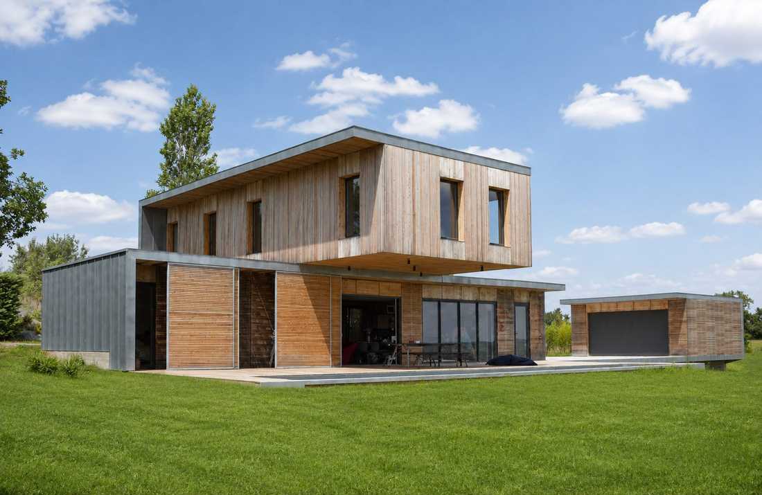 Maison d'architecte en bois en forme de L
