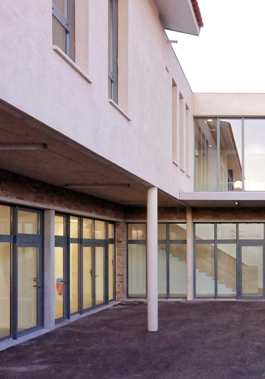 Un architecte assure la maîtrise d'œuvre dans le construction d'une école à Nantes