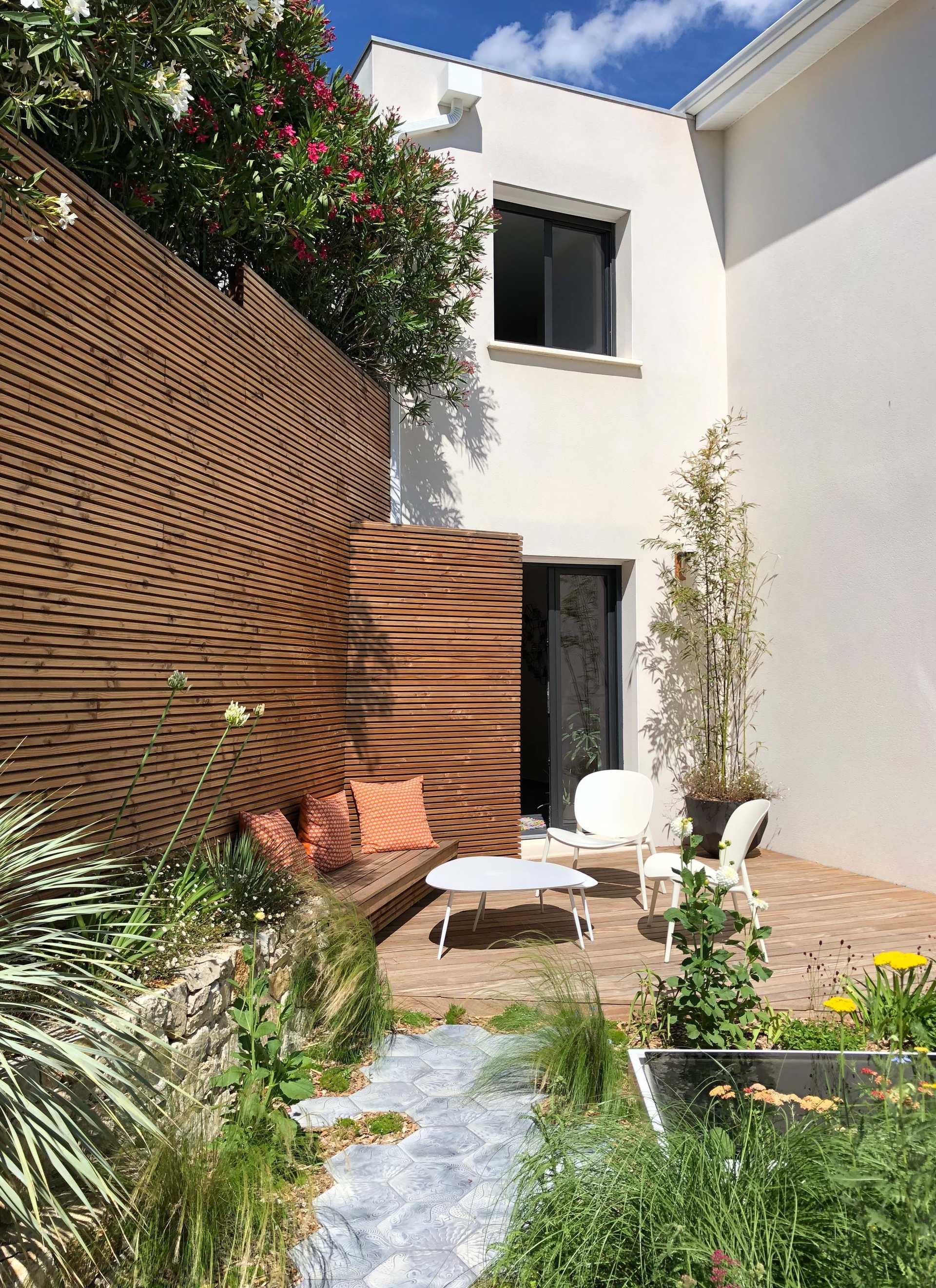 Terrasse paysagère d'une maison de ville à Nantes aménagé par un architecte-paysagiste