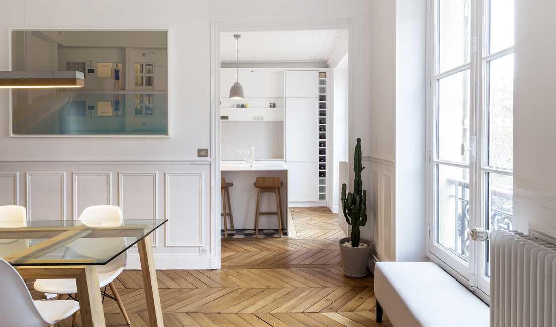 Cuisine et salle à manger de l'appartement haussmannien après les travaux de rénovation intérieure