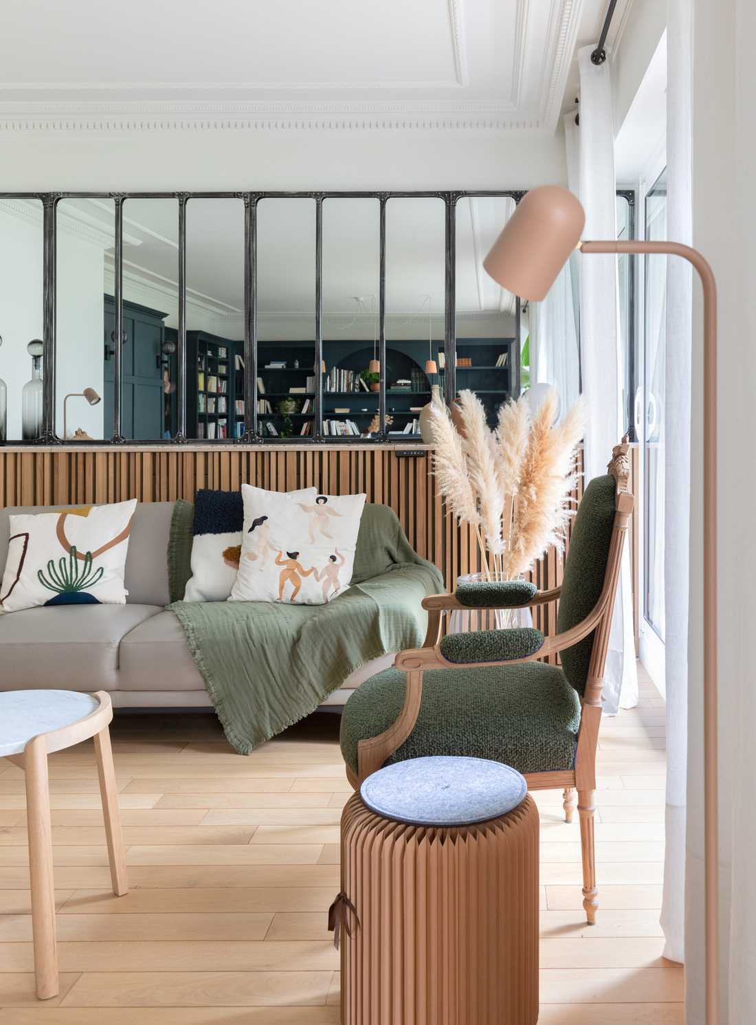 Séparation entre un salon et une cuisine avec une verrière conçue par un décorateur d'intérieur des Pays de la Loire