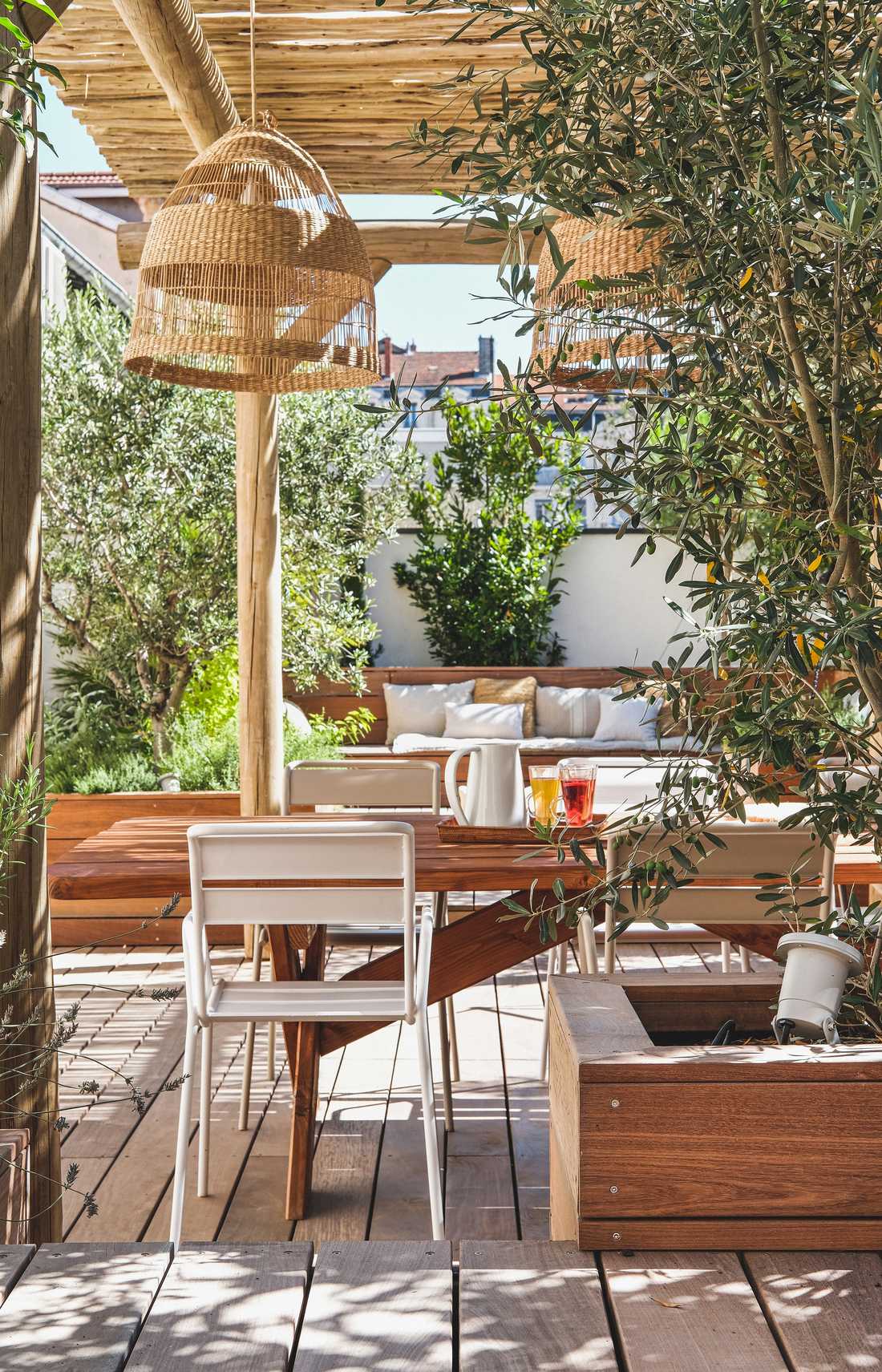 Terrasse en bois dans un appartement à Nantes conçu par un jardinier paysagiste