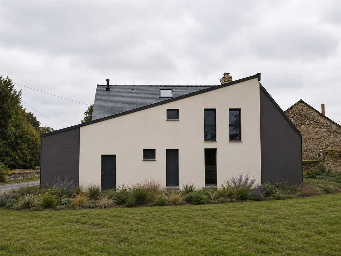 Extension situé derrière la maison ancienne en pierre