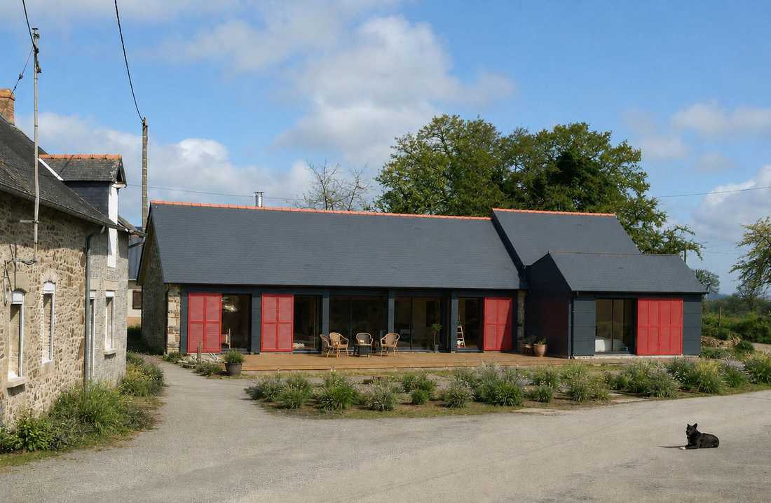 Façade du corps de ferme - hangar rénové par un architecte