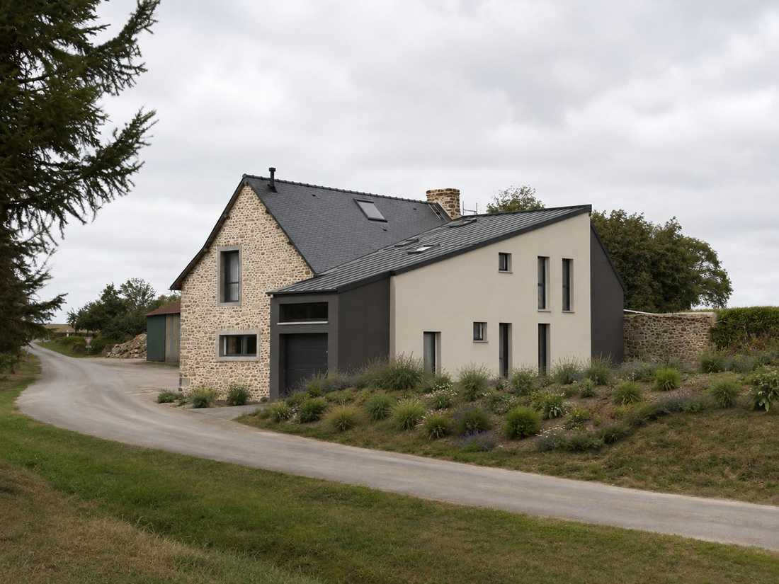 Extension à l'arriére d'une maison ancienne en pierre