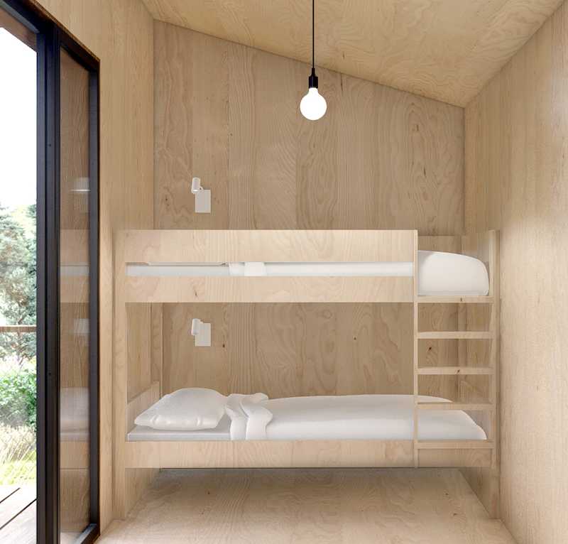 Construction d'une yakisugi house, cabane en bois en pleine nature - chambre avec lits superposés