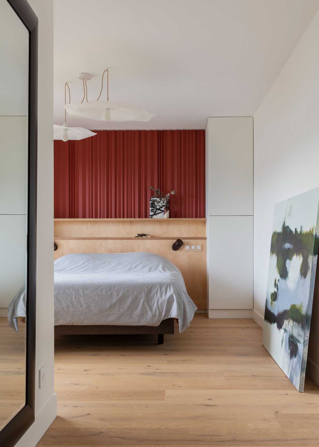 Chambre avec parement en staff peint en terracota