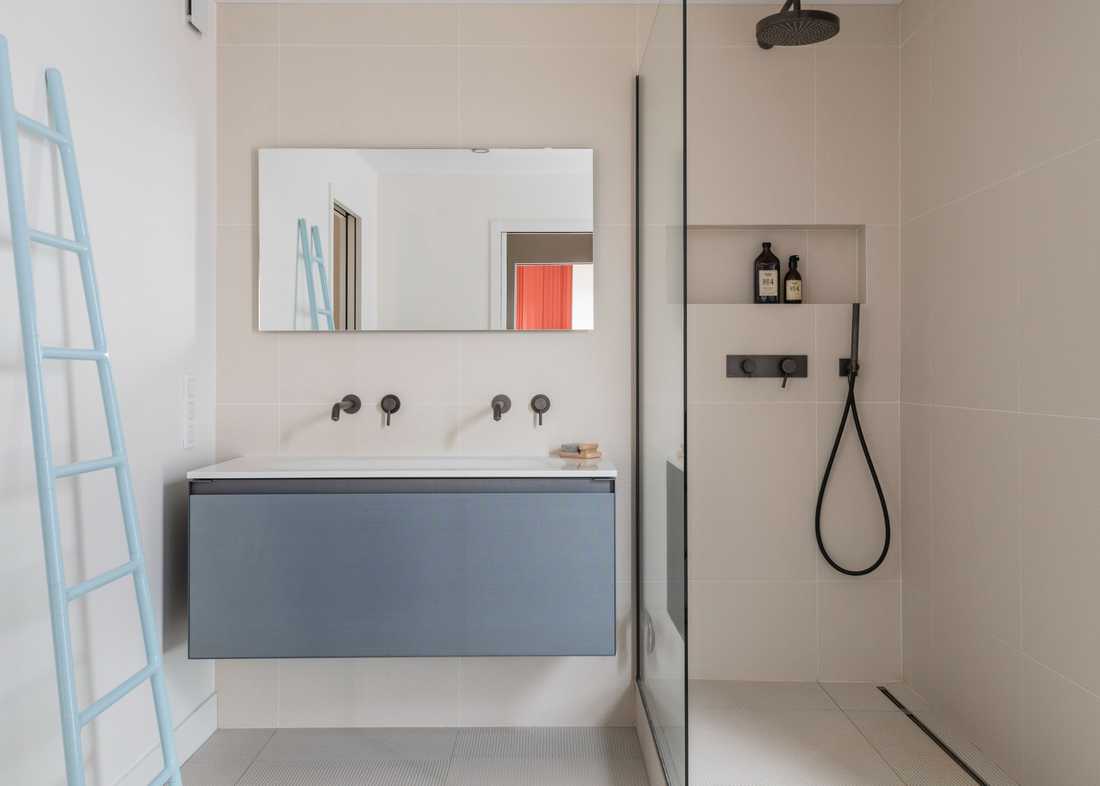 Meuble vasque avec une façade bleue de la marque Artelinéa