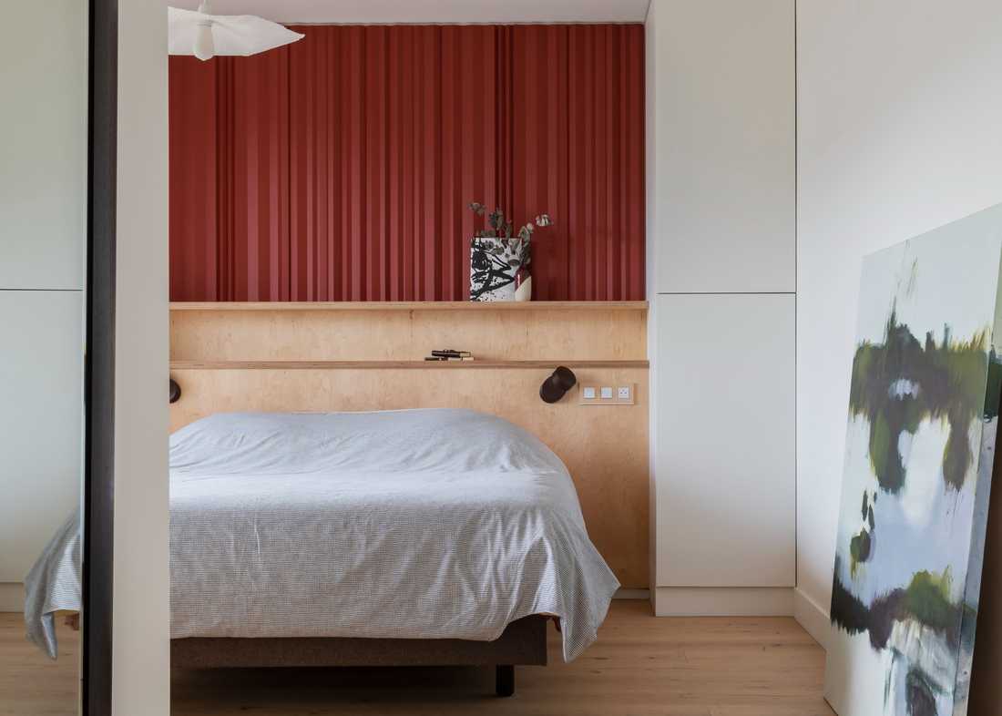 Chambre avec une tête de lit en contreplaqué bouleau