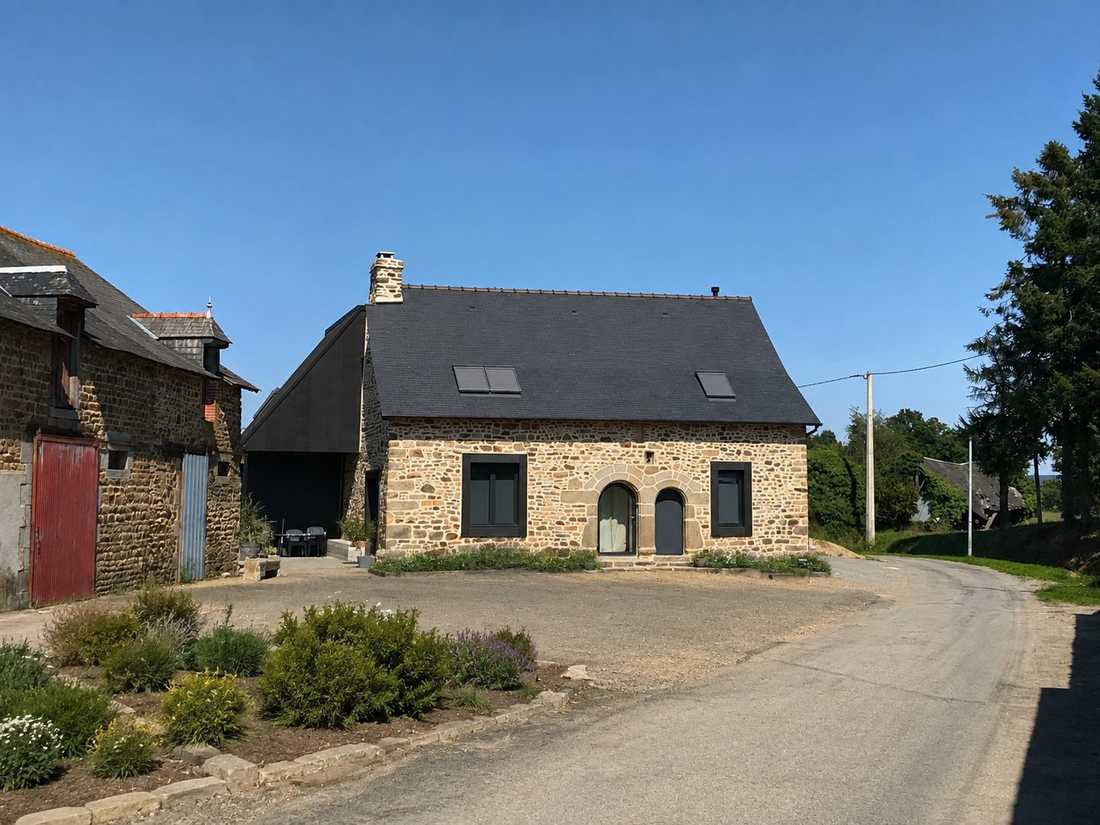 Façade de la maison en pierre après les travaux de rénovation