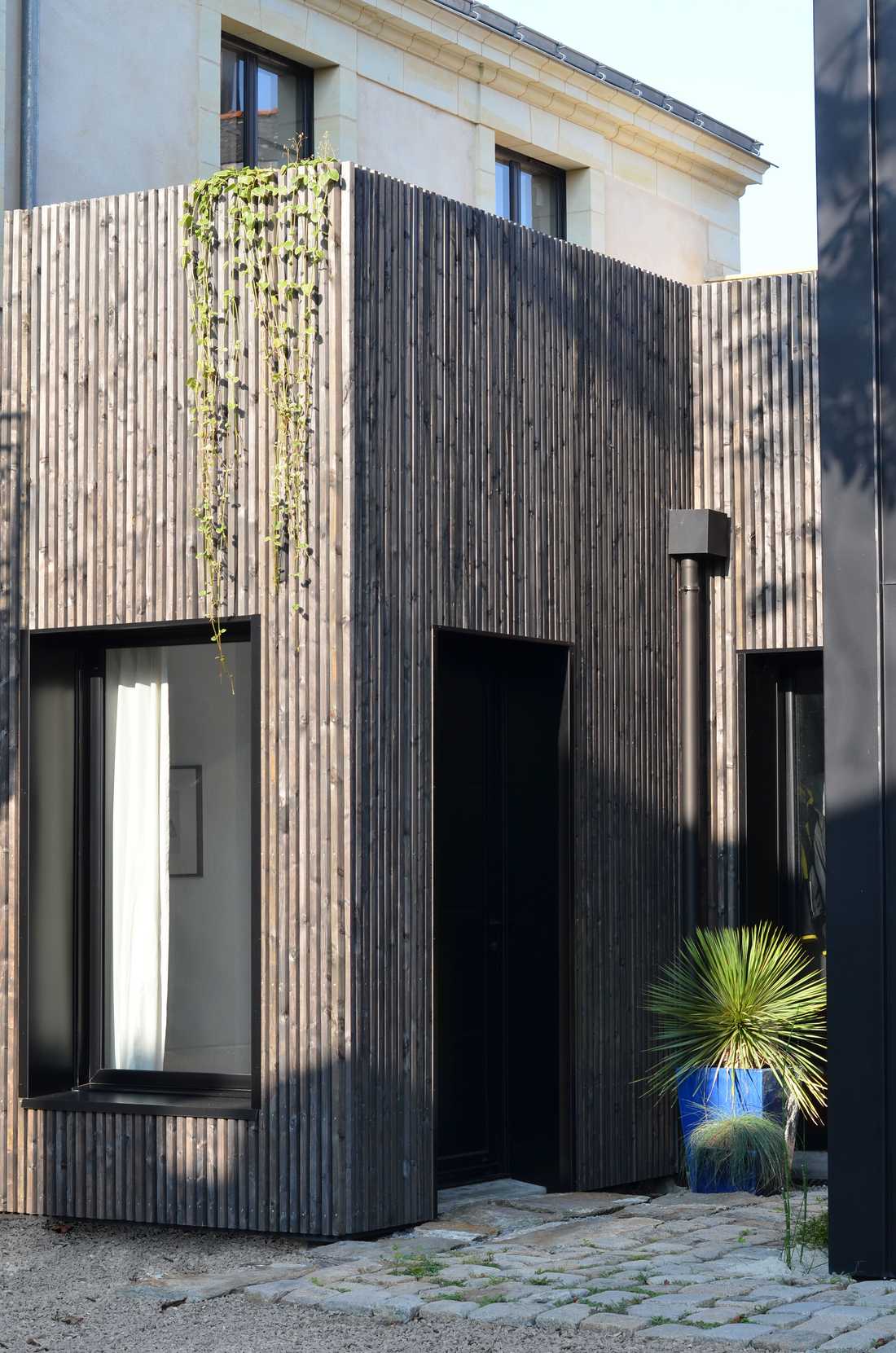 Un architecte réalise une extension contemporaine avec bardage bois en Loire Atlantique