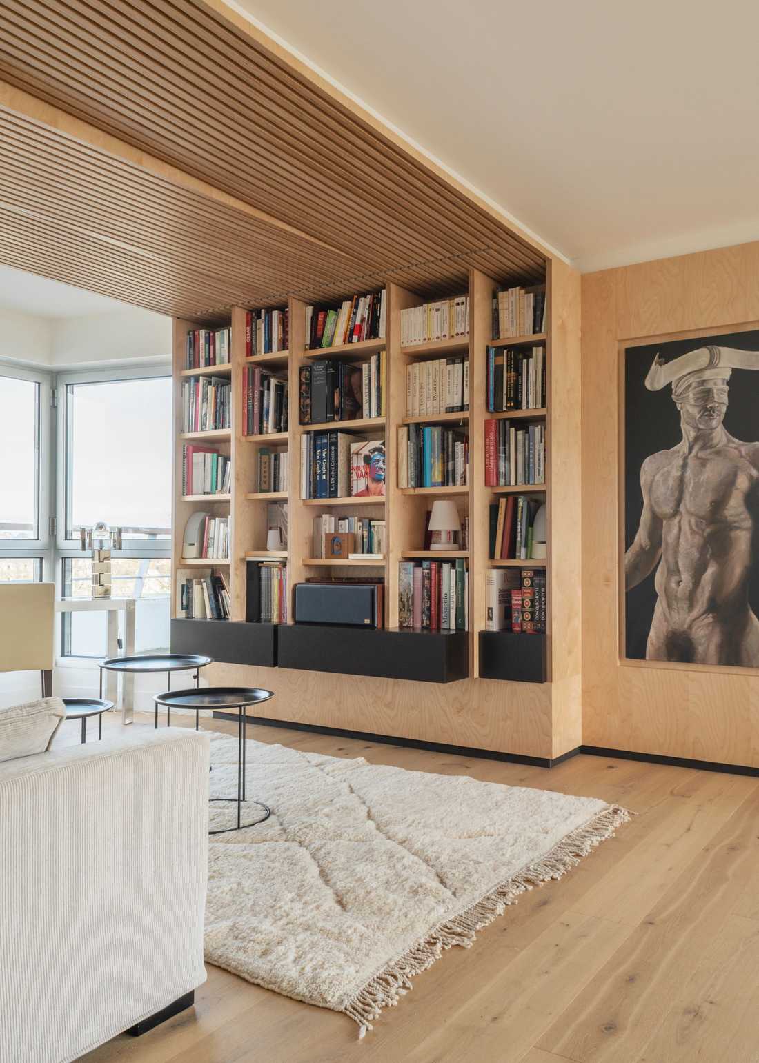 lafond en bois à tasseaux accueille un vidéoprojecteur avec ascenseur encastré