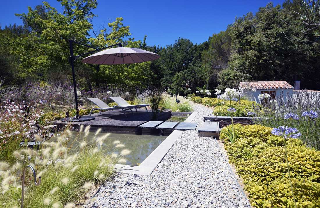 Aménagement d'un jardin méditerranéen avec piscine à Nantes