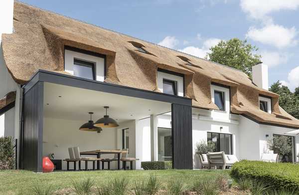 Un architecte d’intérieur et un paysagiste aménage la terrase, la pool house et la piscine à débordement d'une ville à Nantes.