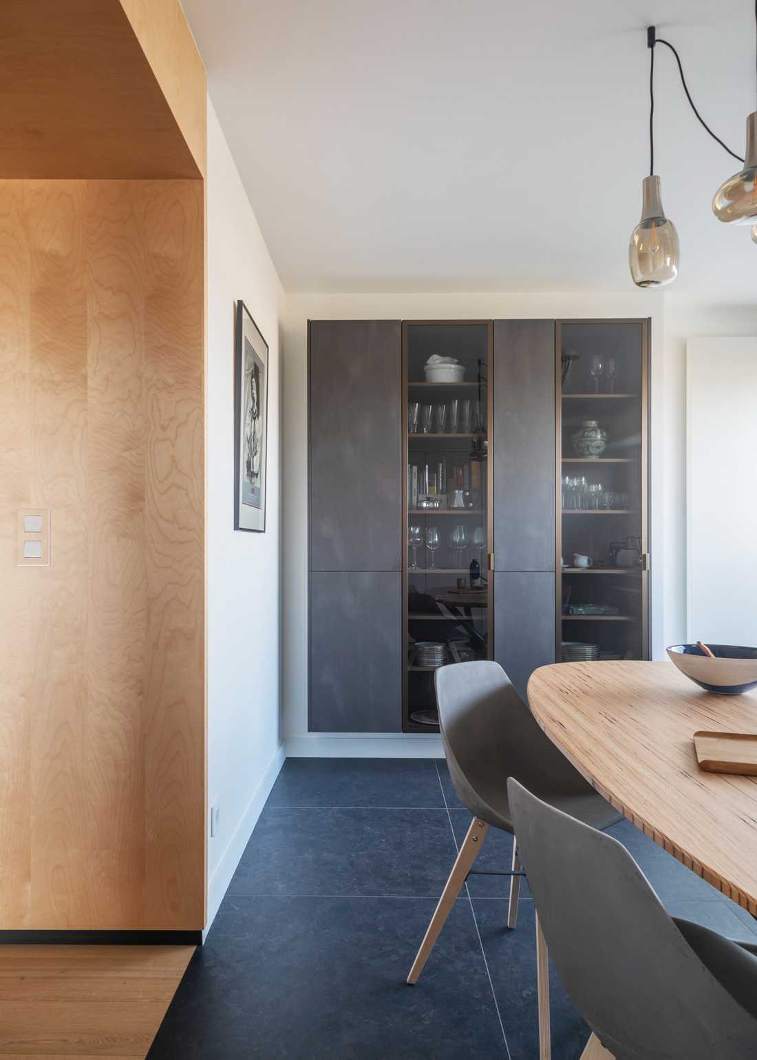 Espace repas aménagé par un architecte d'intérieur dans un appartement ancien à Nantes