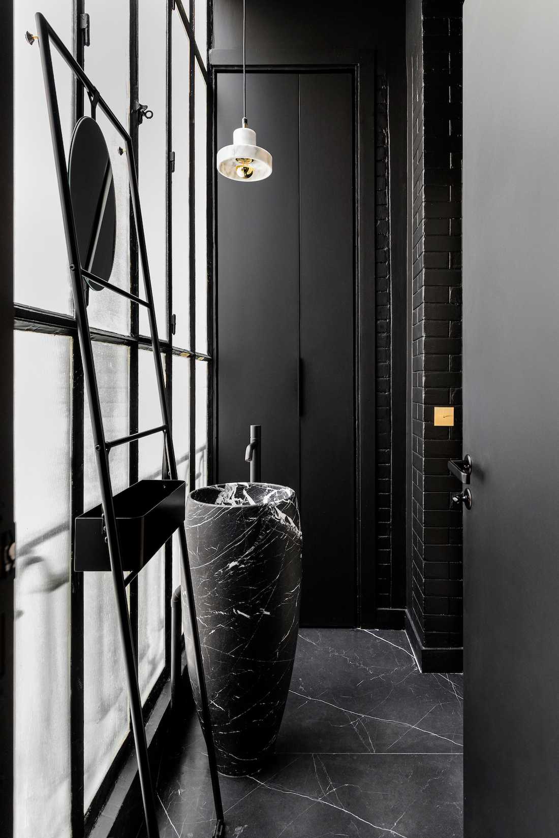 Rénovation complète appartement Art Déco - salle d'eau en marbre noir