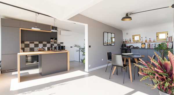 Avant-après de l'aménagement et la modernisation d'un appartement en duplex avec terrasse par un architecte d'intérieur à Nantes.