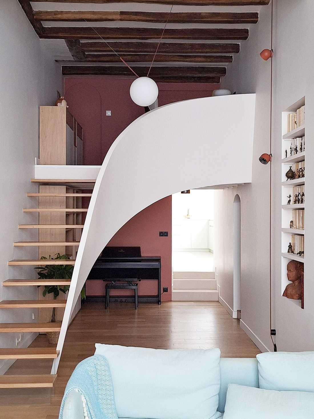 Escalier dans l'ancien atelier réhabilité par un architecte