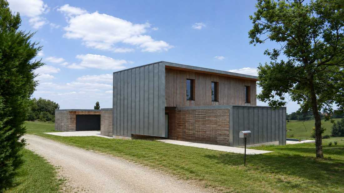 Arrière de la maison en bois et béton esprit loft