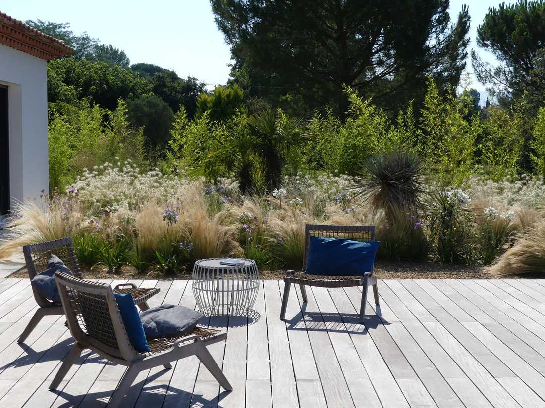 Terrasse bois et fauteuils de jardin